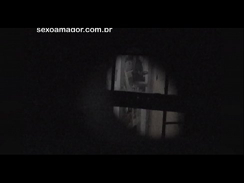 ❤️ Blondi saa salaa videokuvaa naapuruston tirkistelijältä piilossa onttojen tiilien takana ❌ Lutkat at us ﹏