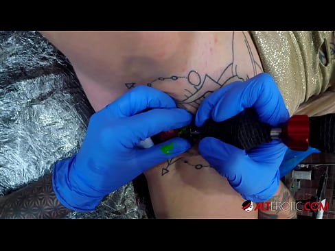 ❤️ Äärimmäisen tatuoitu hottie Sully Savage sai tatuoinnin klitorikseen ❌ Lutkat at us ﹏